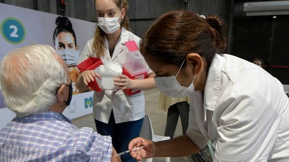 Los consultados que se vacunaron ayer destacaron la celeridad y la eficiente atención en la Nave Cultural de Ciudad / Foto: Orlando Pelichotti