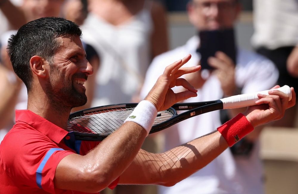 -FOTODELDIA- PARÍS, 31/07/2024.- El tenista serbio Novak Djokovic celebra tras ganar al alemán Dominik Koepfer en su partido de tercera ronda del torneo individual masculino de tenis de los Juegos Olímpicos de París 2024 disputado en el complejo de tenis Roland Garros de París. Djokovic ganó por 7-5 y 6-3. EFE/ Juanjo Martín