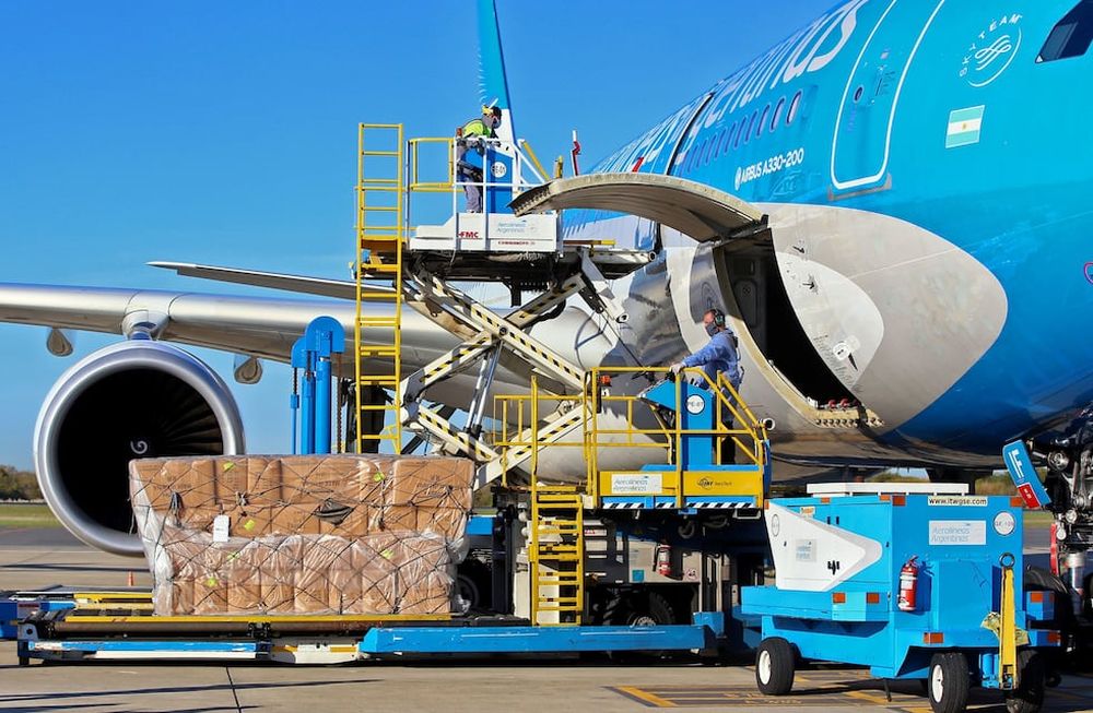 El vuelo de Aerolíneas Argentinas con la vacuna rusa también traerá 20 mil dosis para Bolivia.