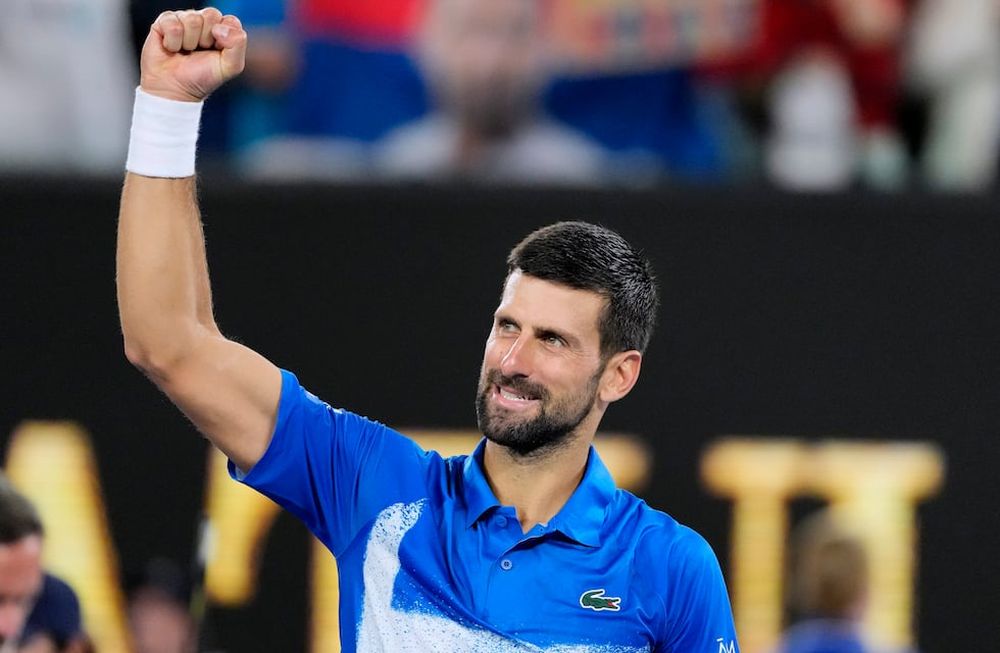 El tenista serbio Novak Djokovic celebra su victoria en el Abierto de Australia, en Melbourne, Australia. (AP Foto/Vincent Thian)