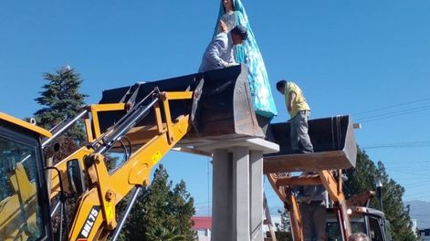 Momento en que emplazan la nueva imagen de la virgen, realizada por Humberto Capella, en el ingreso a Luján de Cuyo.