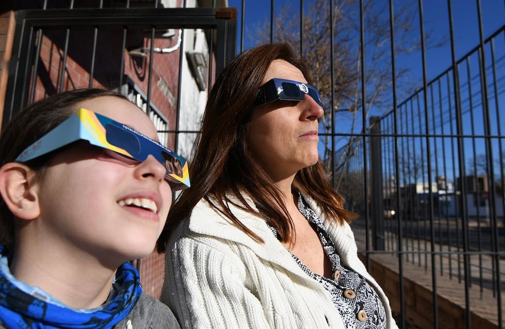 Eclipse: ¿por qué no se puede ver a través del celular o con lentes de sol?