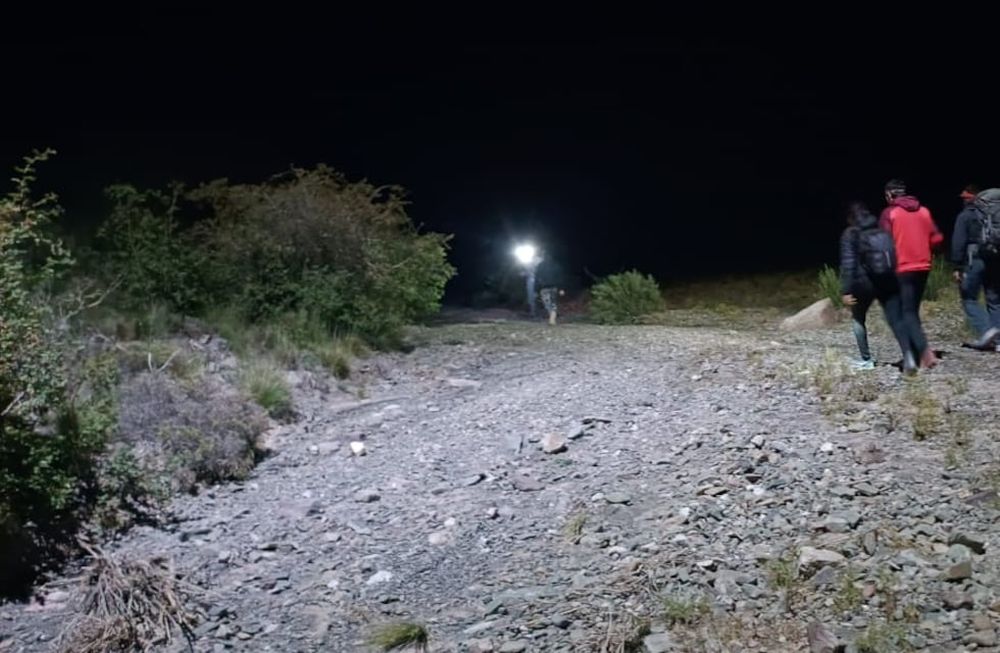 Las personas, un hombre y dos mujeres, habían ido a dar un paseo y tras bajar a una cascada se dieron cuenta que no podían avanzar más - Fuentes policiales