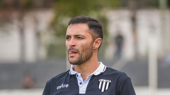 Gimnasia cortó una racha de seis partidos sin victorias con un golazo de Fernando Bersano. Joaquín Sastre, el DT. Foto: Mariana Villa / Los Andes