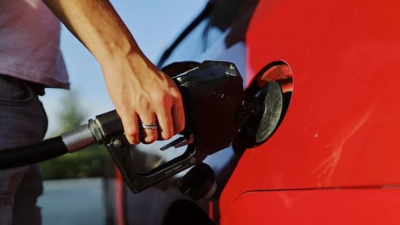 Circular a bajas velocidades con marchas largas puede tener un efecto contraproducente al deseado y causar un daño severo en el motor del vehículo. Foto: Pexels.