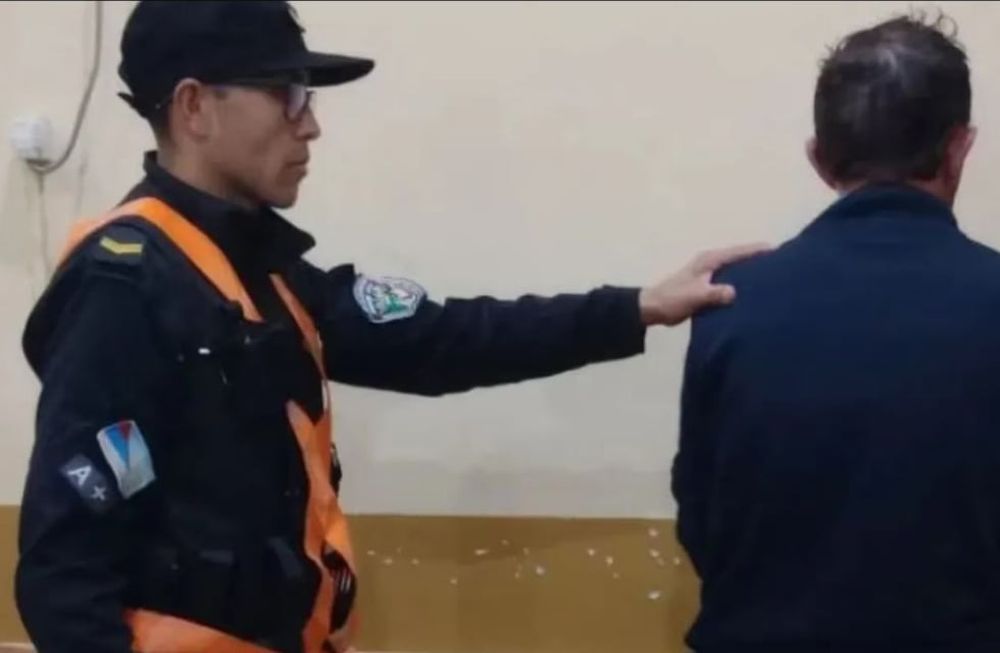 El sospechoso fue llevado hasta la comisaría local donde luego de corroborar sus antecedentes penales constataron que posee una causa por un delito contra la integridad sexual. / Foto: Gentileza