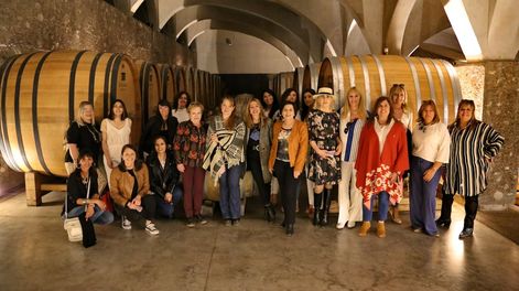 El grupo de AMUVA en su paso por la sala de barricas de la bodega.