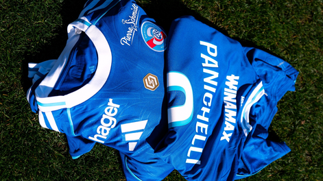 El gesto del Racing de Estrasburgo con Panichelli: todos usarán el parche de goleador en su honor.