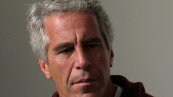 El millonario estadounidense Jeffrey Epstein se quitó la vida en prisión en 2019 pero continúa la investigación sobre su red de tráfico sexual y los nombres famosos vinculados a su actividad.