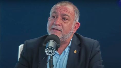 Motochorros le robaron el celular a Luis Juez mientras daba una entrevista radial.