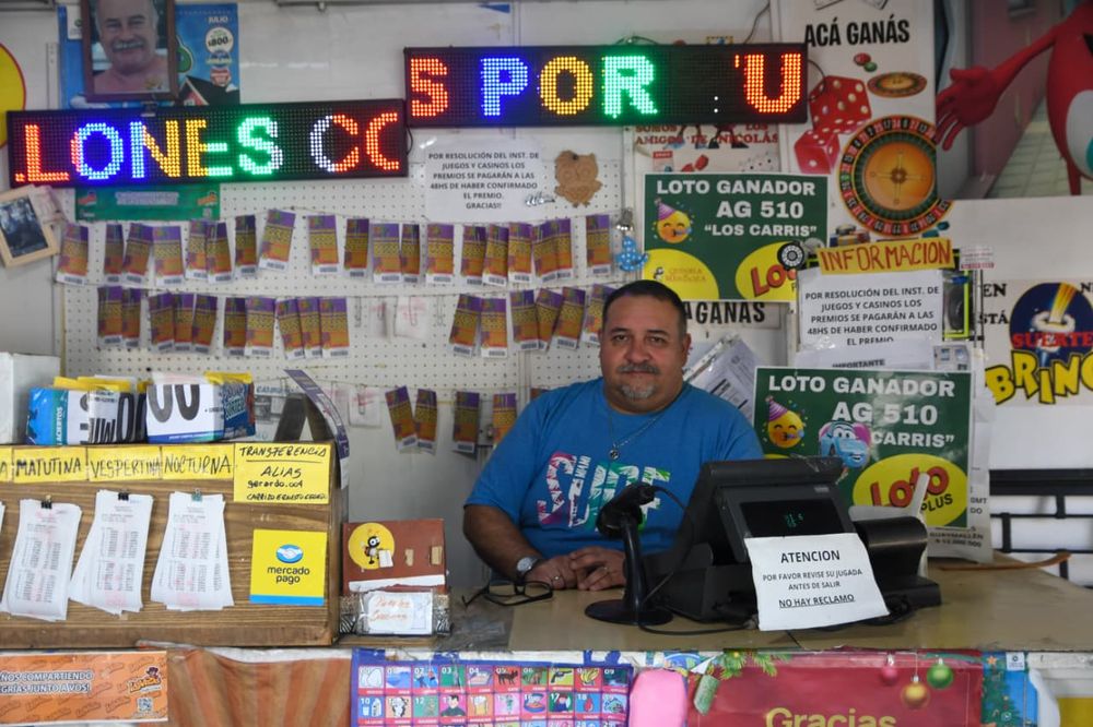 En la foto, el agenciero Germán Carrizo. La agencia N° 510 Los Carris, en Godoy Cruz, donde se vendió el Loto Plus que ganó un jubilado mendocino