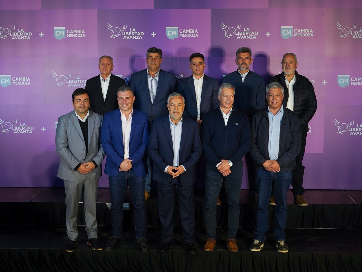 El gobernador Alfredo Cornejo tendrá este martes un encuentro híbrido con los intendentes oficialistas.