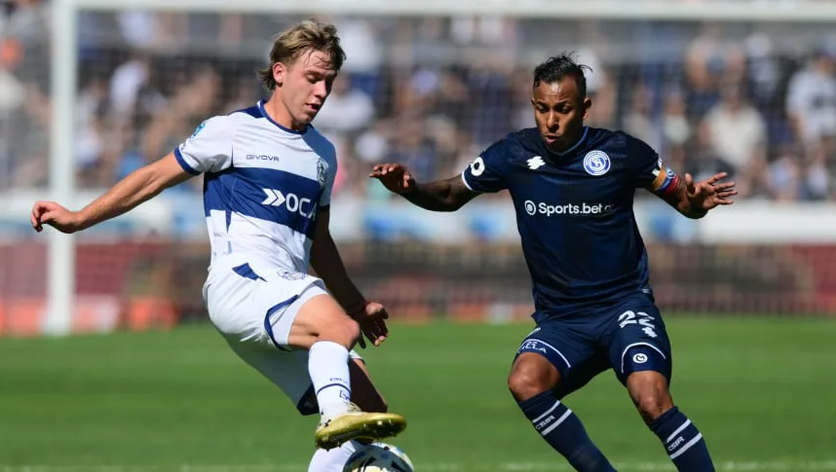 Uno de los duelos de la tarde fue el que sostuvieron el lateral Alexis Steimbach y el capitán Azul, Sebastián Villa.&nbsp;