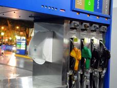 El Gobierno volvió a postergar la suba del impuesto a los combustibles