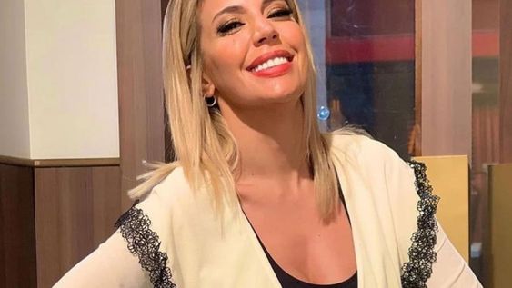 Virginia Gallardo se la jugó al posar en una cochera con lencería diminuta y su parte de atrás en primer plano