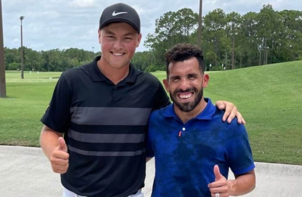 El Apache disfruta de sus vacaciones tras su salida del Xeneize y compartió un rato de distensión junto a uno de los principales exponentes jóvenes del golf argentino. / Gentileza.