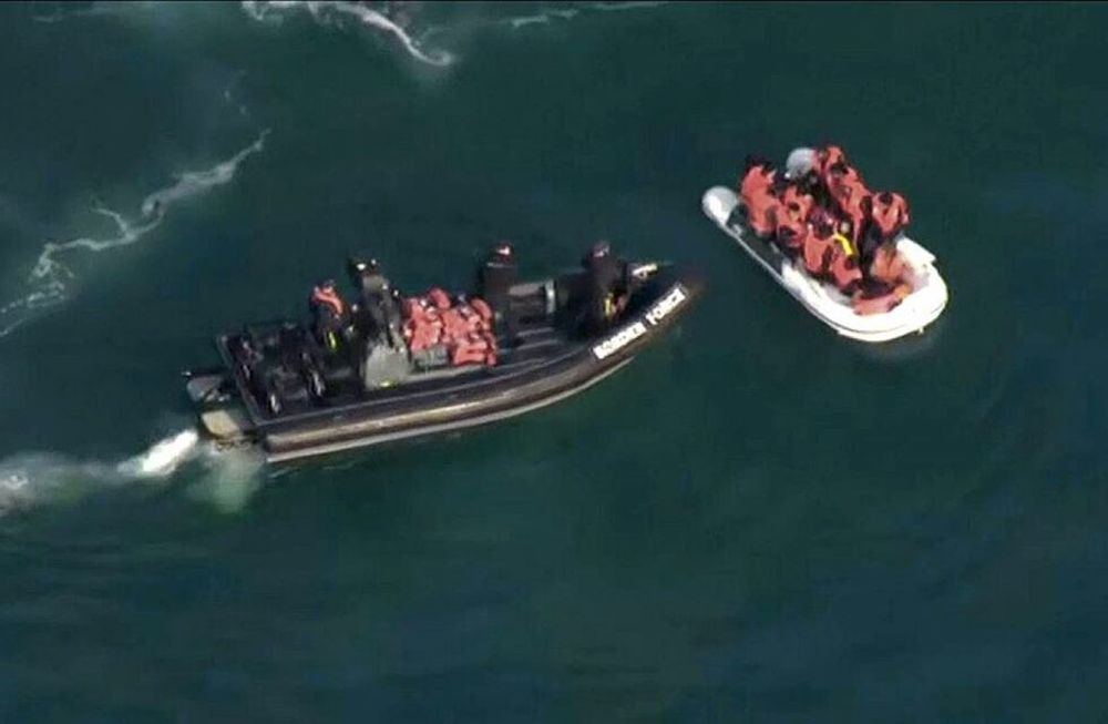 El lunes, un récord de 785 personas llegaron al Reino Unido en 27 embarcaciones mientras que las autoridades francesas impidieron que otras 378 personas realizaran el cruce, confirmó el Ministerio del Interior.