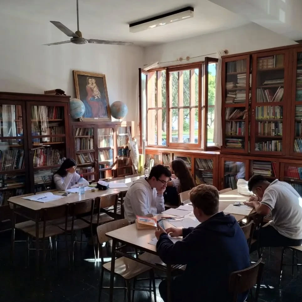 Así es el colegio al que asisitó de adolescente Emilia Mernes. Así es el colegio al que asisitó de adolescente Emilia Mernes.