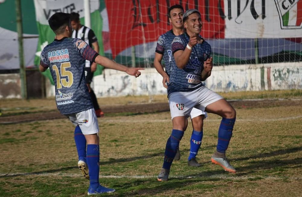 De la cabeza. Jonathan Ramírez festeja su tanto de cabeza, que le dio la victoria la conjunto de Rodeo de la Cruz. Gentileza / Prensa Deportivo Guaymallén.