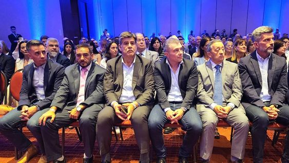 Los intendentes Marcos Calvente, Fernando Ubieta, Mario Abed, Diego Costarelli, Celso Jaque y Ulpiano Suárez; en el evento por los 141 años de diario Los Andes. Foto: Gentileza Ramiro Gómez y Marcelo Álvarez