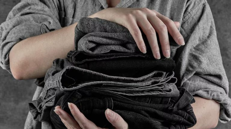 Los trucos de limpieza para mantener las prendas oscuras como nuevas