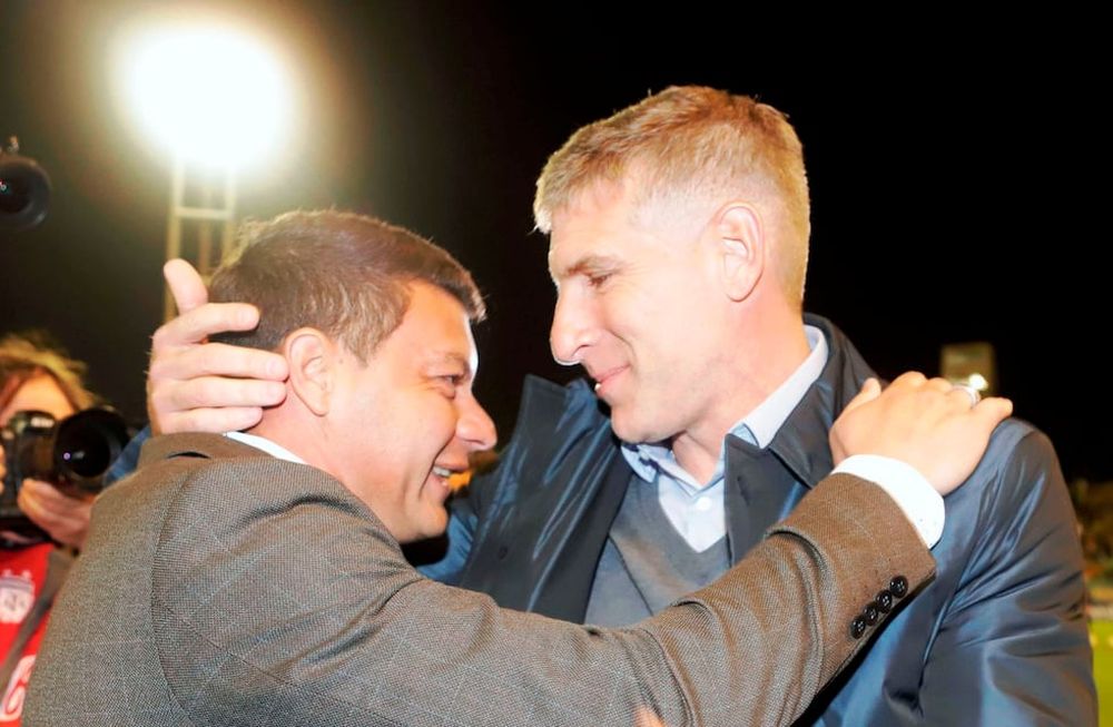 Martín Palermo junto a Seba Battaglia. Hoy, el DT se quebró a recordar a Maradona. / Gentileza.