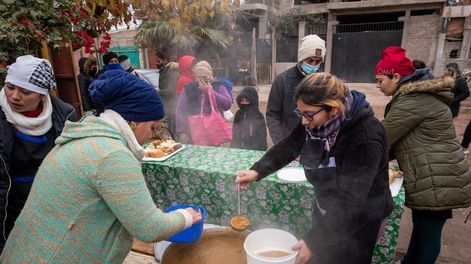 Los Andes | Movimiento Evita, Maipú. Mujeres referentes unidades productivas ayudan en el merendero Luz del Alma donde dan merienda para 300 niños por día,  ubicado en el barrio 25 de mayo de Rodeo del Medio donde también realizan costura y elaboran conservas.En el