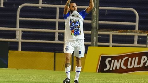 Los Andes | Prohibido olvidar. Tesuri festejó sus dos goles en el Gigante mostrando la imagen del Morro García. “Mientras pueda convertir, se lo dedicaré a él. No hay que olvidarlo”, dijo. / Télam