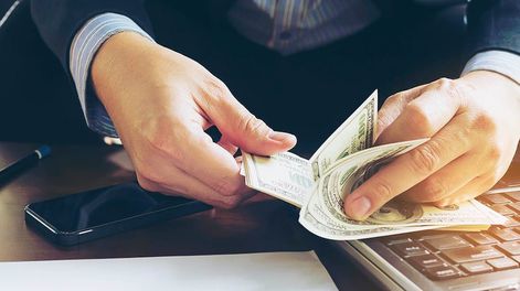 La dolarización de la economía está en debate. Nadie rechaza la propuesta pero tampoco se aferran a ella.