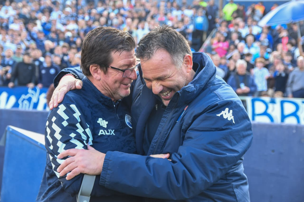 Amigos son los amigos. El abrazo y el reencuentro del entrenador de la Lepra, Alfredo Berti y el actual técnico del Matador, Diego Dabove.