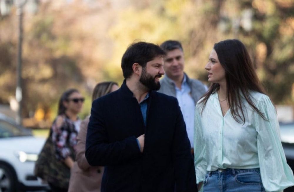 Gabriel Boric junto a su, ahora, expareja Irina Karamanos, socióloga y activista feminista de 34 años. Foto: Gabriel Boric en Instagram