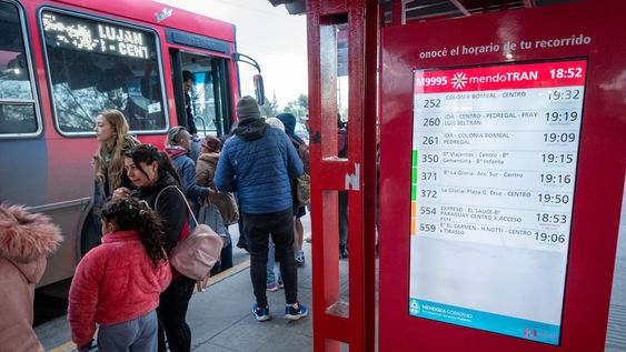 Demanda histórica de transporte público en el Gran Mendoza: se sacan 190.000 pasajes más por día que hace 5 años.Foto: Ignacio Blanco / Los Andes