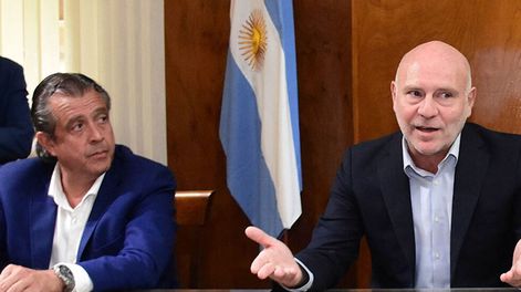 Los Andes | Ley nacional. El ministro de Gobierno, Víctor Ibáñez y el presidente de la Suprema Corte de Justicia, Dalmiro Garay firmaron el convenio y el Gobierno pagará el 60% de los sueldos de los que inicien trámites jubilatorios por hasta un año según indica la l