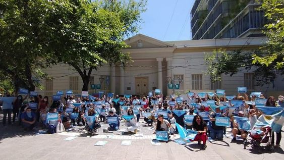 La Unidad Provida Mendoza y otros grupos que trabajan en embarazos vulnerables realizaron ayer un acto en la Peatonal para expresar su postura en contra de la legalización del aborto.