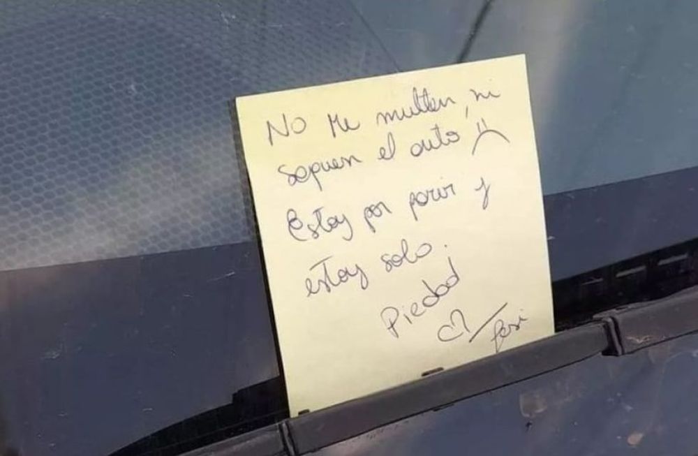 El cartel de la nueva madre implorando piedad para que no le remuevan el auto.