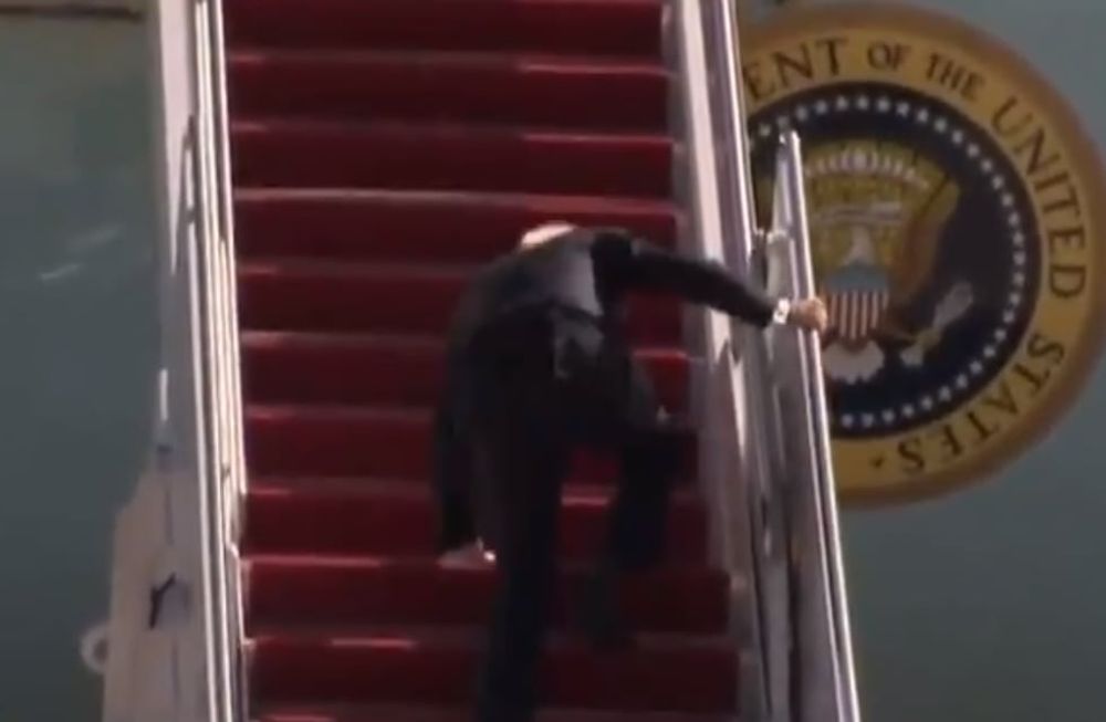 Video: Biden tropezó dos veces cuando subía al avión presidencial y terminó tendido sobre las escaleras