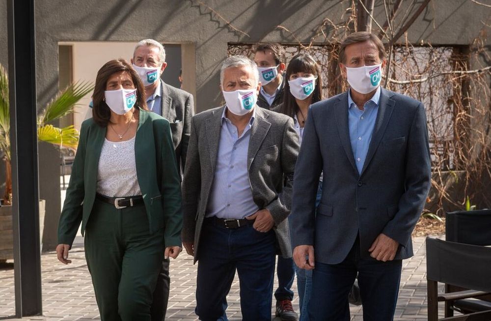 Mendoza 24 de julio de 2021 PolíticaHotel AconcaguaMariana Juri, Alfredo Cornejo y Rodolfo SuarezEl frente Cambia Mendoza presentó a sus principales precandidatos para las elecciones legislativas de septiembre y noviembre.Foto: Ignacio Blanco / Los Andes