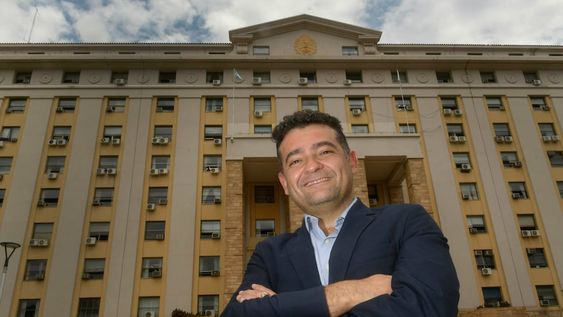 Alfredo Aciar. El economista sanjuanino trabaja en la estrategia del tratamiento del vino para bodegas.Foto: Orlando Pelichotti / Los Andes