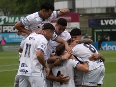 Ferro cayó por goleada ante Chaco For Ever con uno menos y sigue abierto el cierre de la Primera Nacional.&nbsp;