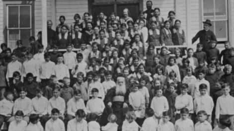 Los Andes | En Canadá descubrieron 169 fosas comunes y creen que son de menores aborígenes que murieron en internados de la iglesia católica. CBC Canadá.