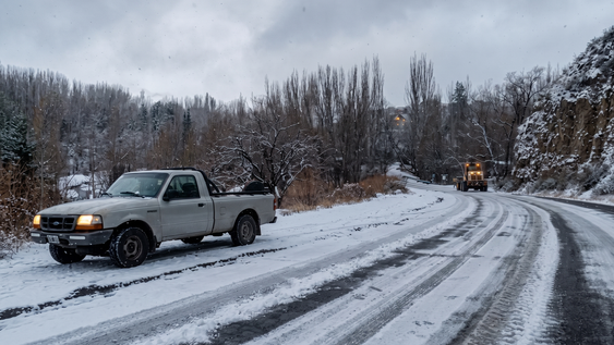 Caminos cerrados por la nieve y el hielo en Mendoza