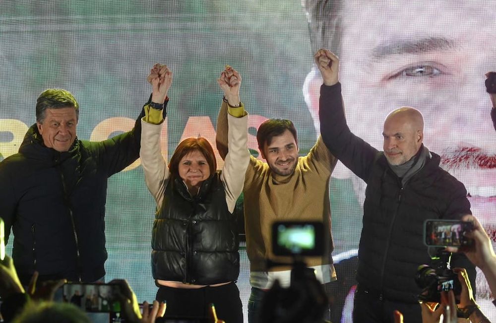 El candidato a vice Gustavo Menna, Patricia Bullrich, el candidato a gobernador Ignacio Torres, y Horacio Rodríguez Larreta, festejan en el bunker de Juntos por el Cambio en Trelew.