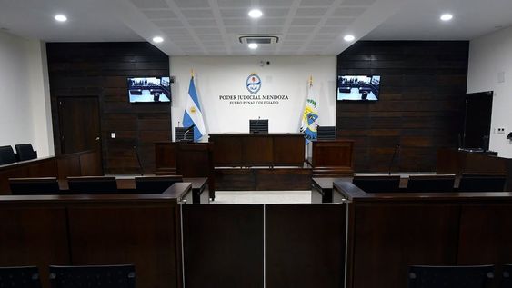 Mientras tanto, el abismo se va haciendo cada vez más ancho, siendo hoy la oportunidad de la Justicia para poner las cosas en su lugar, más allá de las penurias de una política económica (de pasantía) que llena de incertidumbres a un pueblo fiel a su Patria. / Foto: Orlando Pelichotti