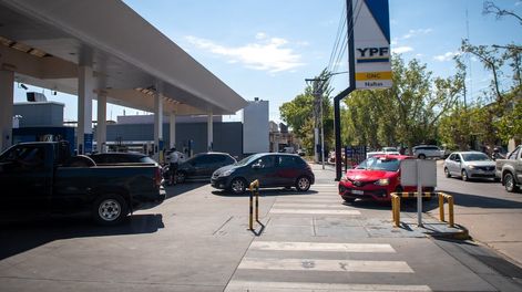 Largas filas de vehículos se formaron en las estaciones de servicio debido a la posibilidad de un inminente aumento en el precio de los combustibles.Foto: Ignacio Blanco / Los Andes