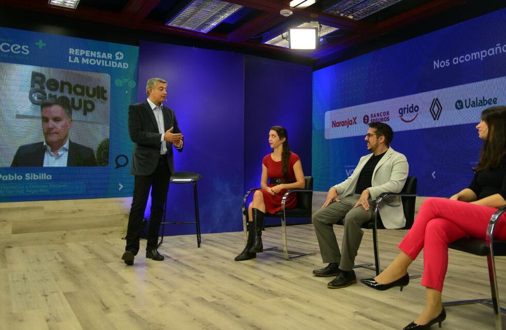 El panel contó con la participación de Pablo Sibilla (presidente de Renault Argentina), Eli Frias (head de Operaciones de Uber Argentina, Uruguay y Paraguay), Joaquín Di Mario (CEO de Ualabee) y Silvina Mocci (secretaria de Extensión de la Facultad de Arquitectura de la UNC). Moderó el periodista Daniel Alonso, coordinador del ciclo. (Nicolás Bravo/La Voz)