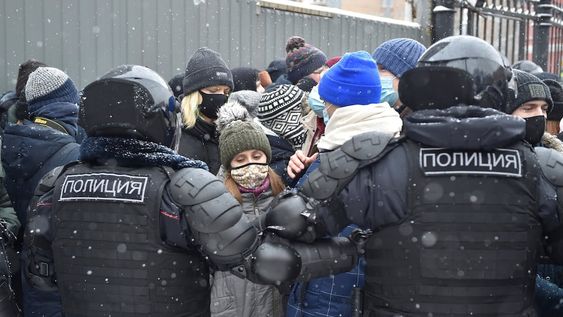 Cientos de personas fueron detenidas en medio de las protestas que exigían la liberación del opositor Alexei Navalny. AP