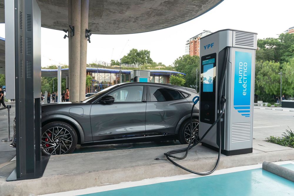 Autos eléctricos: baja de aranceles y fuerte apuesta por los híbridos. 