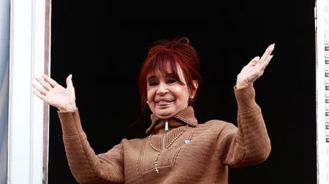 &nbsp;Cristina Kirchner saluda a diario desde el balcón de su departamento. (archivo)