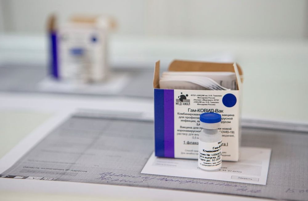 Sputnik V genera anticuerpos contra el virus y no provocó incidentes adversos, según los ensayos clínicos de los investigadores de Rusia en la revista médica británica The Lancet.