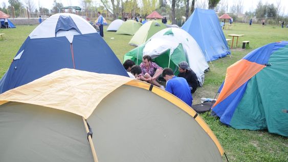 Los campings deberán establecer parcelas de acampe, cada una con distancia social y demarcadas en el piso. Tendrán que definir un cupo máximo por grupo.